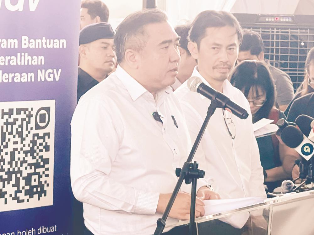 Loke announcing the NGV phase-out at Petronas Cochrane Perkasa.