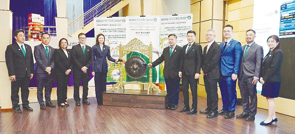 From left: ASM Automation non-executive director Datuk Dr Thian Boon Chung; Khoo; ASM Automation executive directors Kamalam Kurup Krishnan and Leong Weng Khin; non-executive chairperson Tengku Faizwa Tengku Razif; Chan; Tan; M&amp;A Equity Holdings corporate finance head Gary Ting and corporate finance deputy head Danny Wong; and ASM Automation non-executive directors Woo Ah Kek and Jolene Lai Ooi Yoke at the listing ceremony.