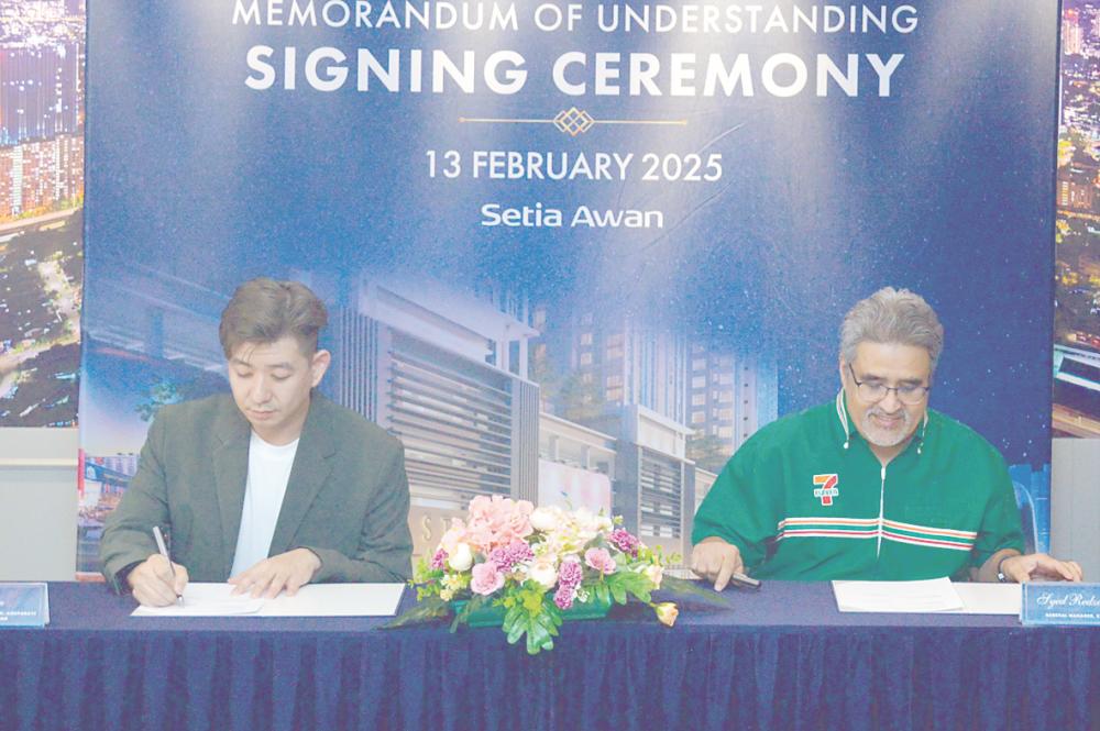 Tan (left) and 7-Eleven Malaysia general manager of store development Syed Redza Al-Gadrie Syed Hassan signing the MoU.