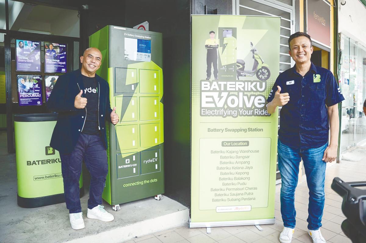 Syed Ahmad (left) and Azarol at the launch.