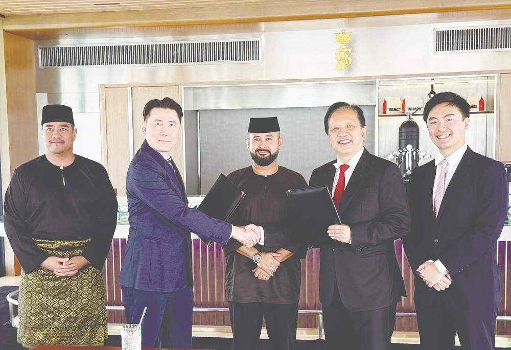 Acting Sultan of Johor Tunku Ismail Ibni Sultan Ibrahim (centre) with, from left, BA Group executive director/joint CEO Mohamad Naifuddin Bujang Mohidin, Peh, Yeoh Seok Hong and YTL Communications chief marketing officer Yeoh Keong Ren at the partnership agreement signing ceremony.