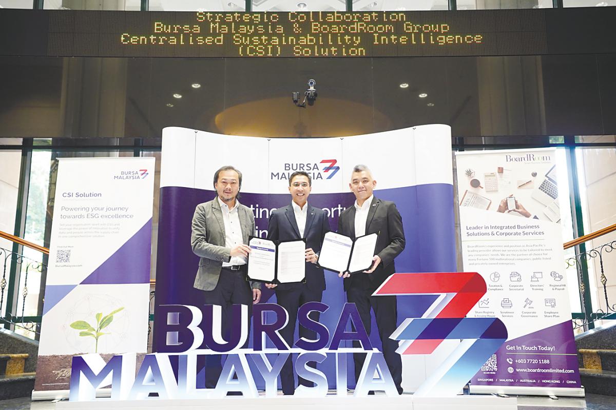 Fad’l (centre), Bursa Malaysia Bursa Intelligence director Wong Chiun Chiek (left) and BoardRoom’s regional director of sustainability Chong Kok Wai formalising their collaboration to promote broader adoption of the Centralised Sustainability Intelligence Solution among Malaysian public listed companies.