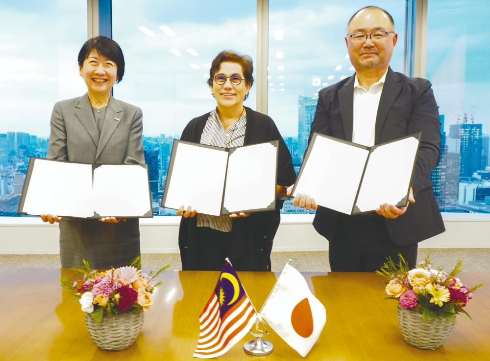 From left: Uetake, Azalbert and Aika at the MoU signing ceremony.