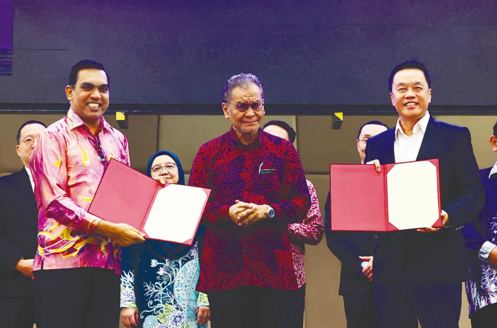 Dr Dzulkefly (centre) witnessing the exchange of documents between Dr Muralittharan (left) and Ambexpo Asia Sdn Bhd director Andrew Siow at the prelaunch of Asian Medtec 2024 today. – Bernamapic