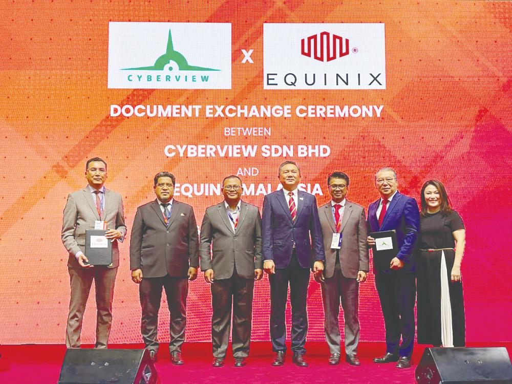 Amirudin (third from left) and Selangor Exco for Investment, trade and Mobility Ng Sze Han (fourth from left) with Equinixy management at the event.