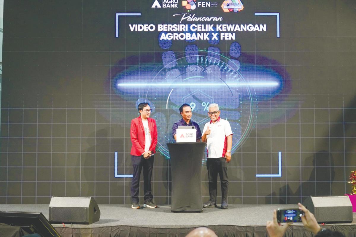 Bank Negara Malaysia deputy governor Adnan Zaylani Mohamad Zahid (cenre) launching the financial literacy video series, witnessed by Tengku Ahmad Badli Shah (right) and Sir Asai.