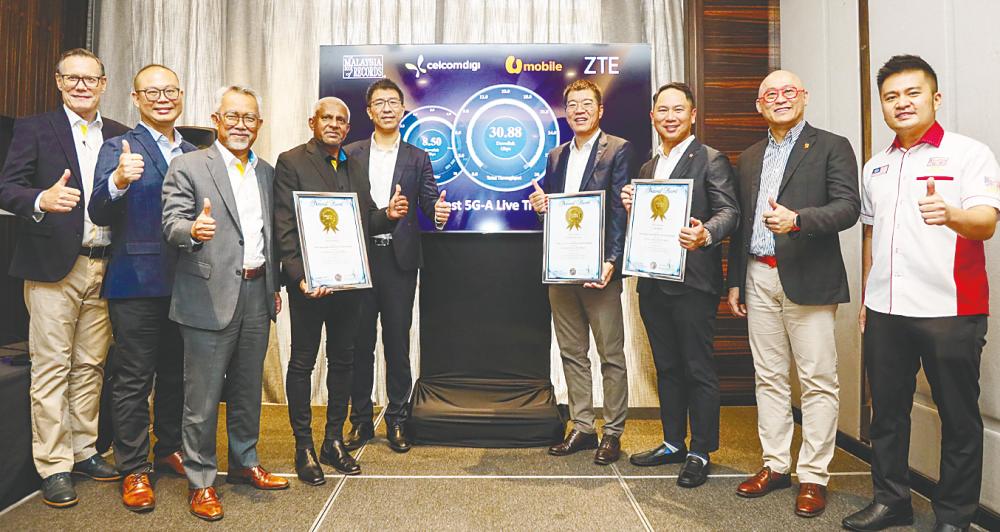 From left: CelcomDigi chief strategy officer Erik Marell, technology strategy and architecture head Khoo Kang Wei, Idham, chief technology officer Kesavan Sivabalan, ZTE Corporation vice-president Li Xiaotong, Ge, UMobile chief technology officer Woon Ooi Yuen, Wong and Malaysia Book of Records official Aaron Bong.