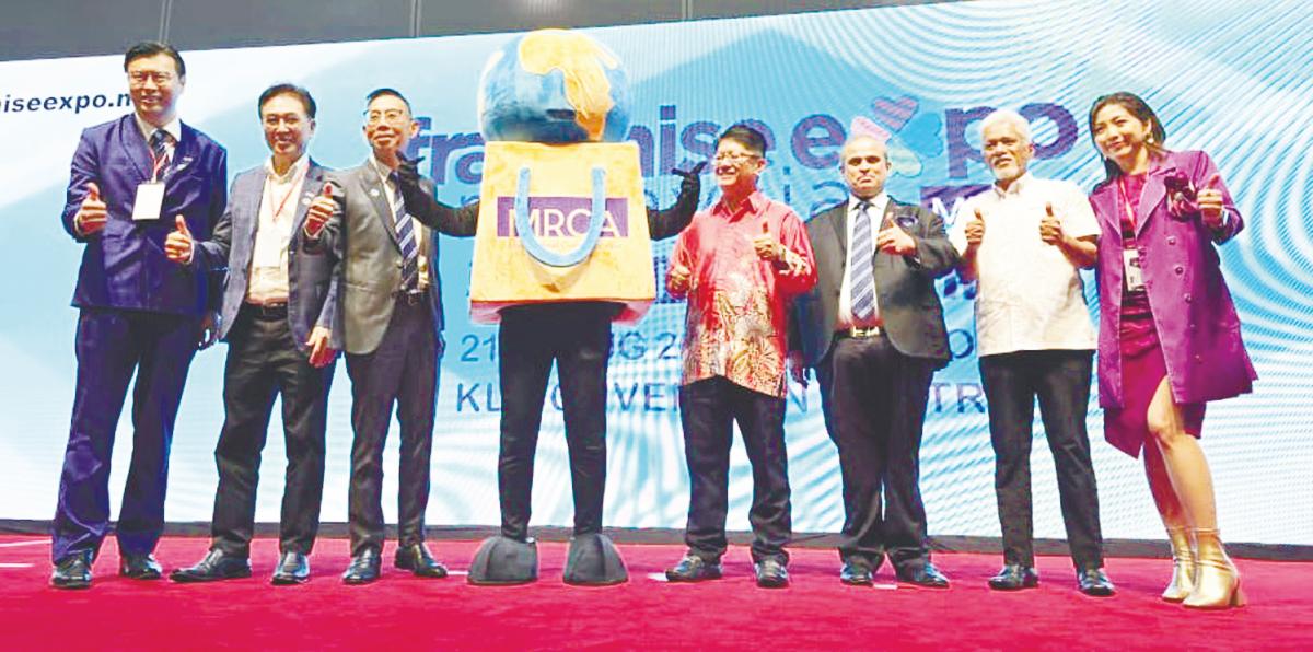 Ewon (fourth, right) officiates the 8th Franchise Expo Malaysia 2025, joined by, from left, Tay, Malaysian Retail Chain Association (MRCA) deputy president Liew Bin, president Ken Phua, immediate past president Sharan Valiram, Perbadanan Nasional chairman Mohamed Rozhan Ghazali and FEM adviser Christine Tan.