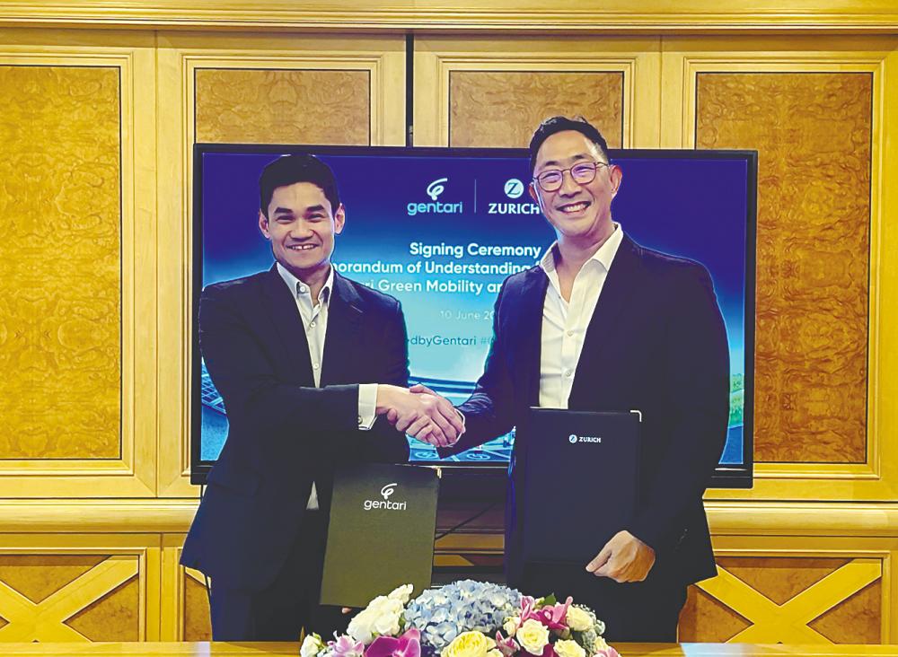 Gentari deputy CEO Shah Yang Razalli (left) and Cho at the signing of the MOU.