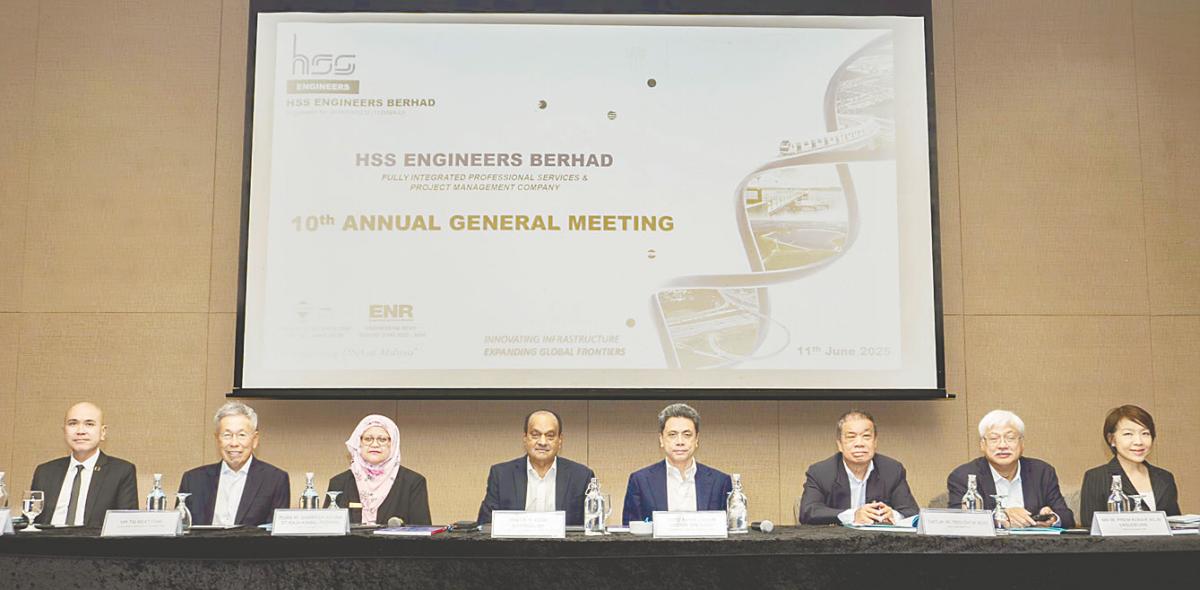 From left: HEB general manager (finance) Austin Wang, independent non-executive director Tai Keat Chai, executive director Sharifah Azlina Raja Kamal Pasmah, Kuna, independent non-executive chairman Datuk Mohd Zakhir Siddiqy Sidek, executive directors Datuk Teo Chok Boo and Prem Kumar Vasudevan, and HEB company secretary Tan Ai Ning.