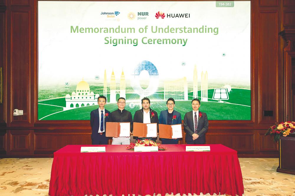 From left: Huawei Malaysia digital power smart PV director Mason Zhang, Chai, Ikwan Hafiz, Chong and Huawei smart PV business, global marketing, sales &amp; service president Kuang Sai.