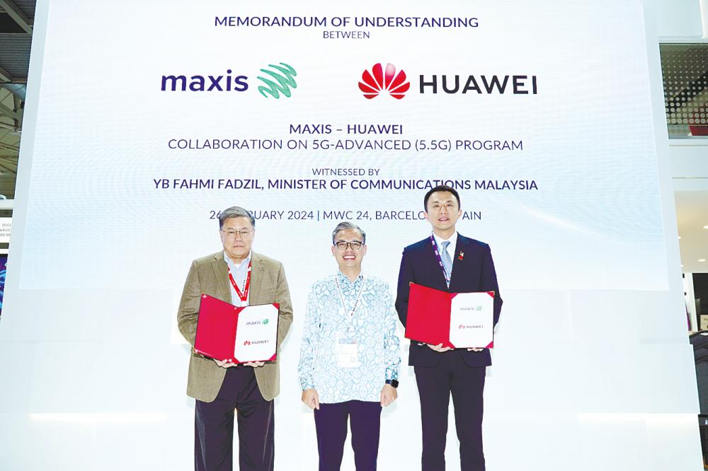 Fahmi (centre) with Goh and Sun at the MoU signing ceremony held at Malaysia Pavilion during Mobile World Congress 2024 in Barcelona, Spain.
