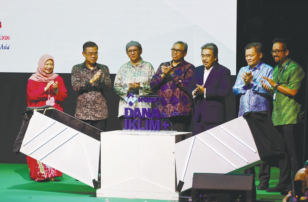 Johari (third, right) officiating the launch of Iklim+ KWAP Fund at the opening of the International Greentech and Eco Products Exhibition and Conference Malaysia (IGEM) 2025 and the Kuala Lumpur Sustainability Summit 2025 at the Kuala Lumpur Convention Centre today. – Bernamapic