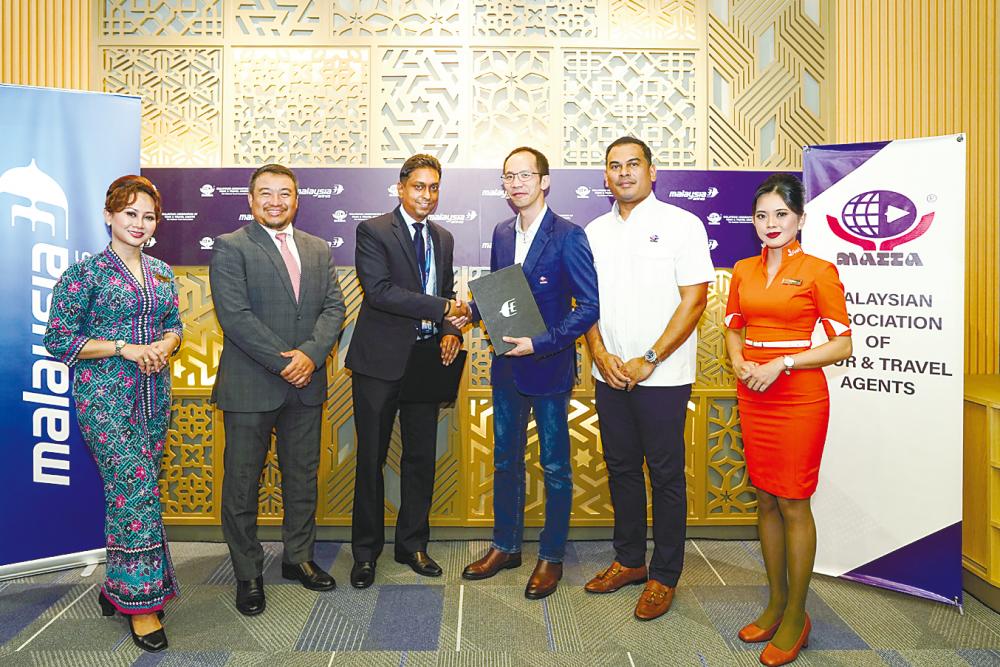 Starting second from left: Ahmad Luqman, MAG CCO Dersenish Aresandiran, Wong and Matta deputy president Sheikh Awadh Sheikh Abdullah.