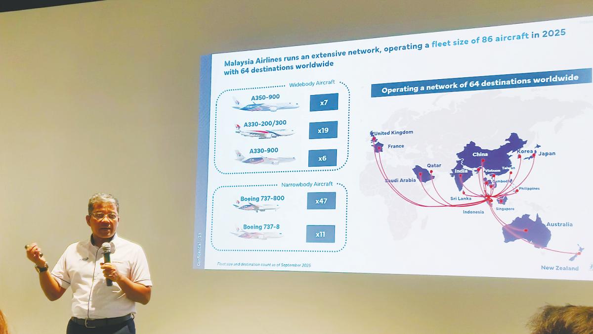 Nasaruddin conducting a briefing during Malaysia Aviation Group’s Airline 101 media tour today.