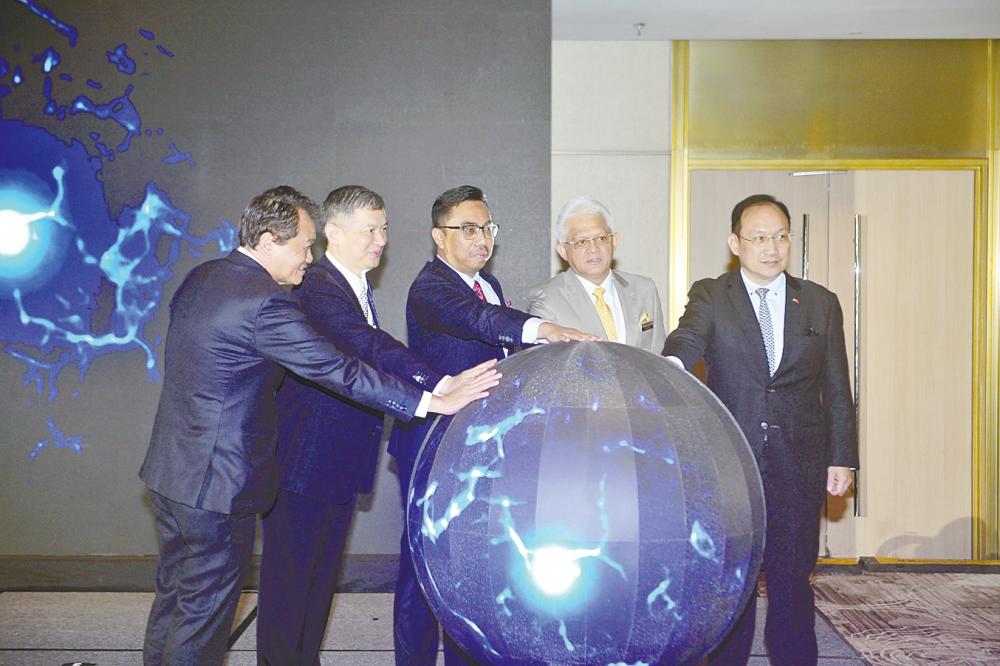 Investment, Trade and Industry Ministry secretary-general Datuk Hairil Yahri Yaacob (centre) with Minister at China’s embassy in Malaysia Zheng Xuefang (second from left) at the launch of Malaysia-China Summit 2024. Also present are (from left) Teo, Mohd Mustafa and summit commissioner general Datuk Dr Tan Yew Chong. – Bernamapic