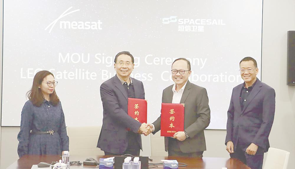 Zheng (second, left) and Yau (second, right) at the MoU exchange ceremony in Shanghai.