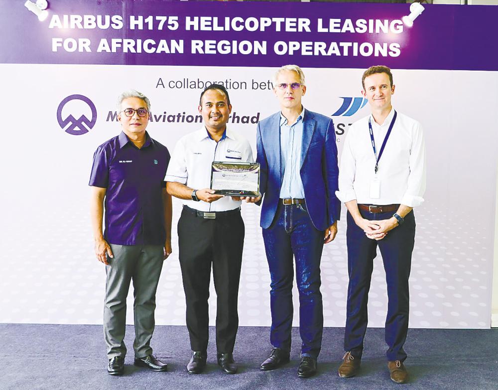Mohd Fakhrul (second from left) and Soeters after sealing the Airbus H175 helicopter-leasing deal.