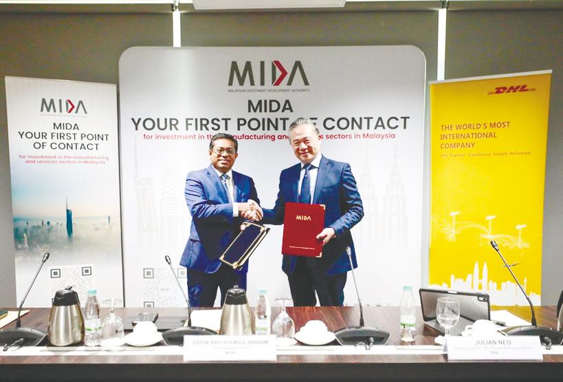 Sikh Shamsul Ibrahim (left) and Neo at the signing ceremony.