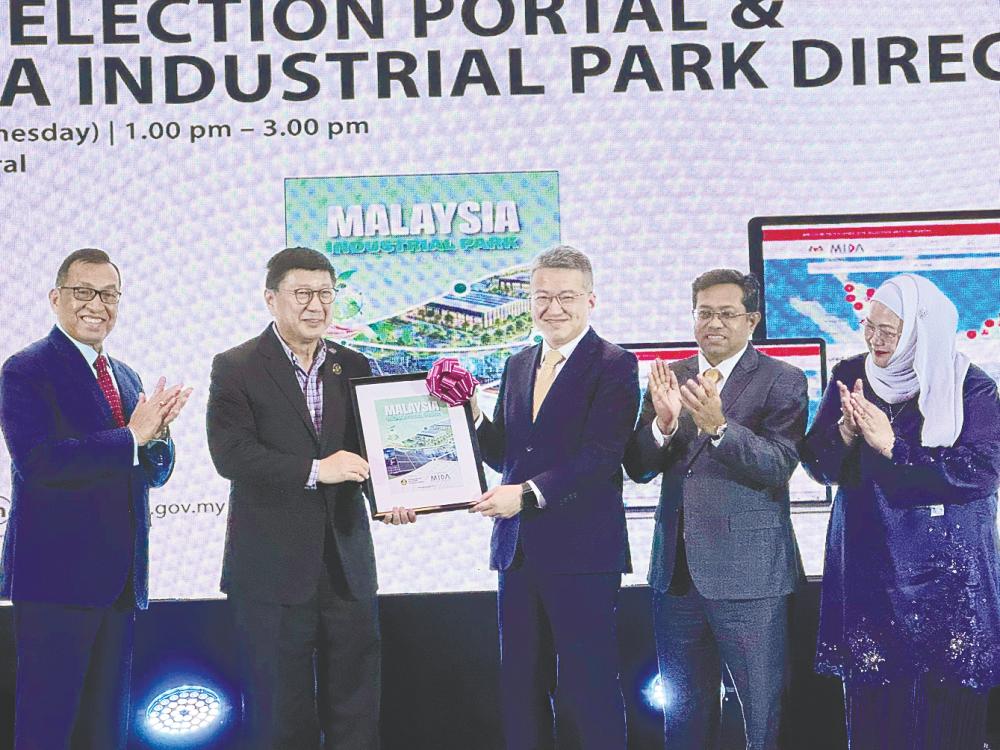 Liew (centre) with Mida CEO Datuk Sikh Shamsul Ibrahim Sikh Abdul Majid (second from right) and FMM president Tan Sri Soh Thian Lai (second from left) at the launch of the MYSite Selection Portal and the Malaysian Industrial Parks Directory.