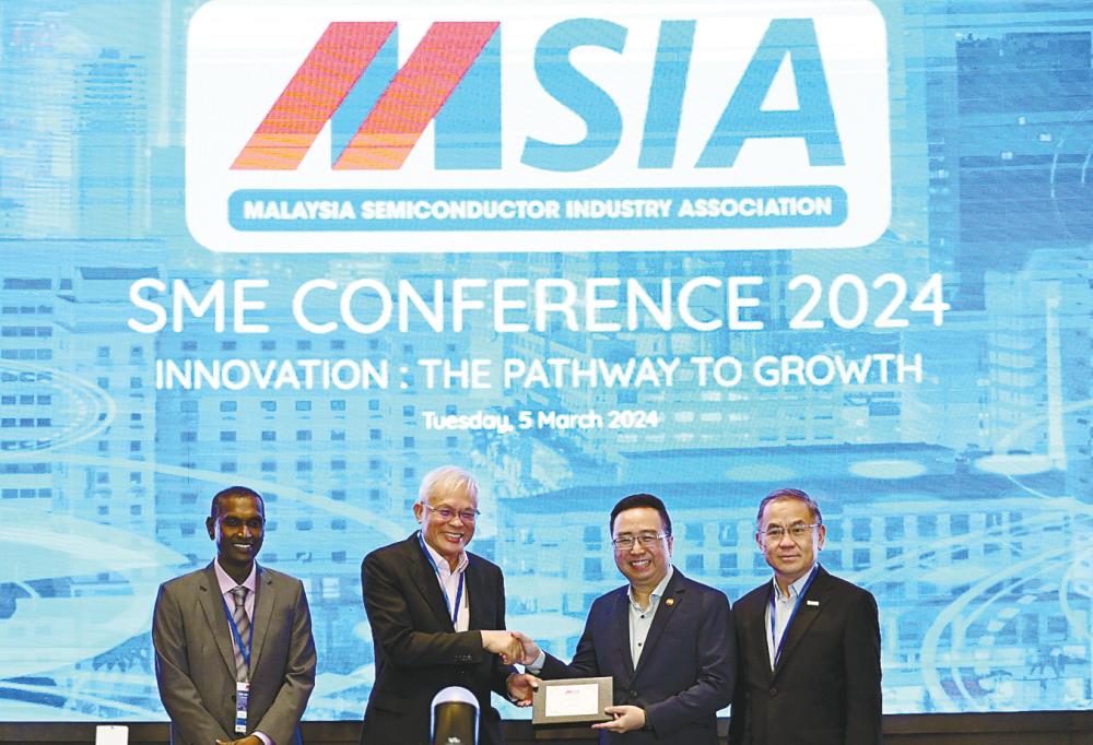 Chang (second from right) receiving a souvenir from Malaysia Semiconductor Industry Association president Datuk Seri Wong Siew Hai after delivering his keynote address at the MSIA SME Conference 2024 today. – Bernamapic