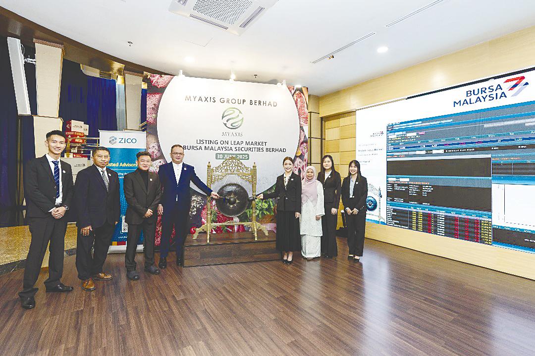 From left: MyAxis Group business development manager Mike Tan Yun Jian, Zico Evolve Capital CEO Abd Ghafar Hamzah, MyAxis director Khoo Lay Tatt, Tan, directors Datin Ng Siew Suan and Che Rogayah Sudin, finance manager Oh Lean Sim, and assistant sales manager Khoo Yi Xuan at the listing ceremony.