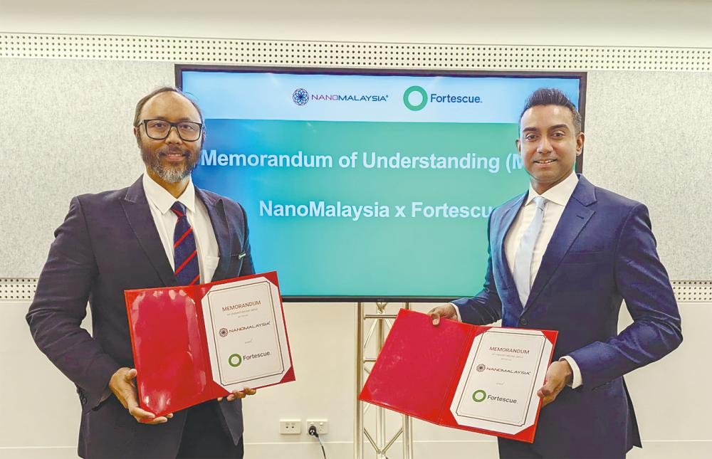 Rezal Khairi (left) and Fortescue vice-president for Asia-Pacific Edgar Ramani at the MoU exchange ceremony.