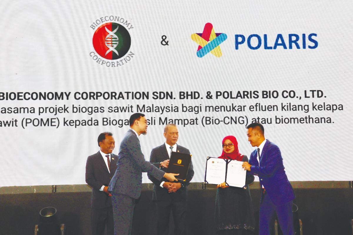 Fadillah (centre) witnessing the exchange of MoU between Mohd Khairul and Kim at the opening ceremony of the National Innovation and Creative Economy Expo 2025.