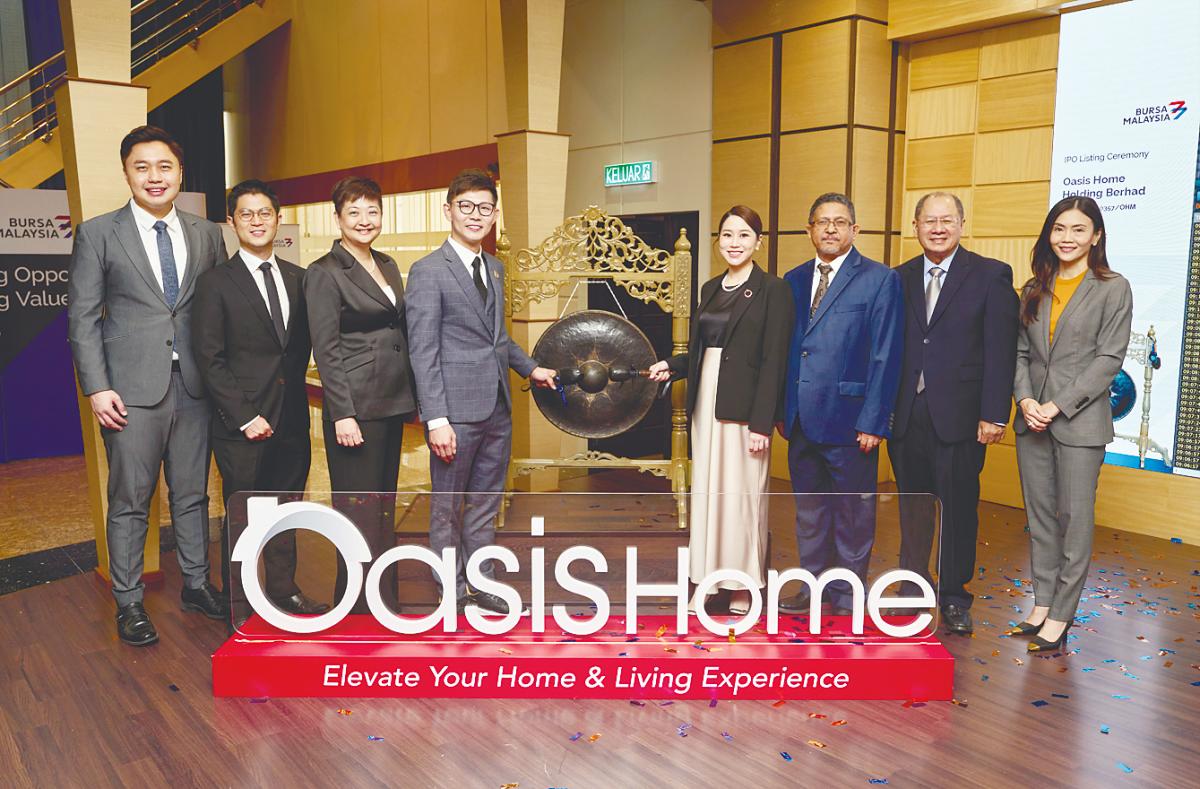 From left: Oasis Home director Chew Phai Hau, director Ho Tze-Shiang, director Tan Mui Ping, Teoh, COO Datin Tang Jing Wen and chairman Ahmad Tajudin Omar, MIDF Amanah Investment Bank director and chairman Datuk Mohd Nasir Ali and CEO Datuk Seri Nur Julie Gwee Ariff at the listing ceremony.