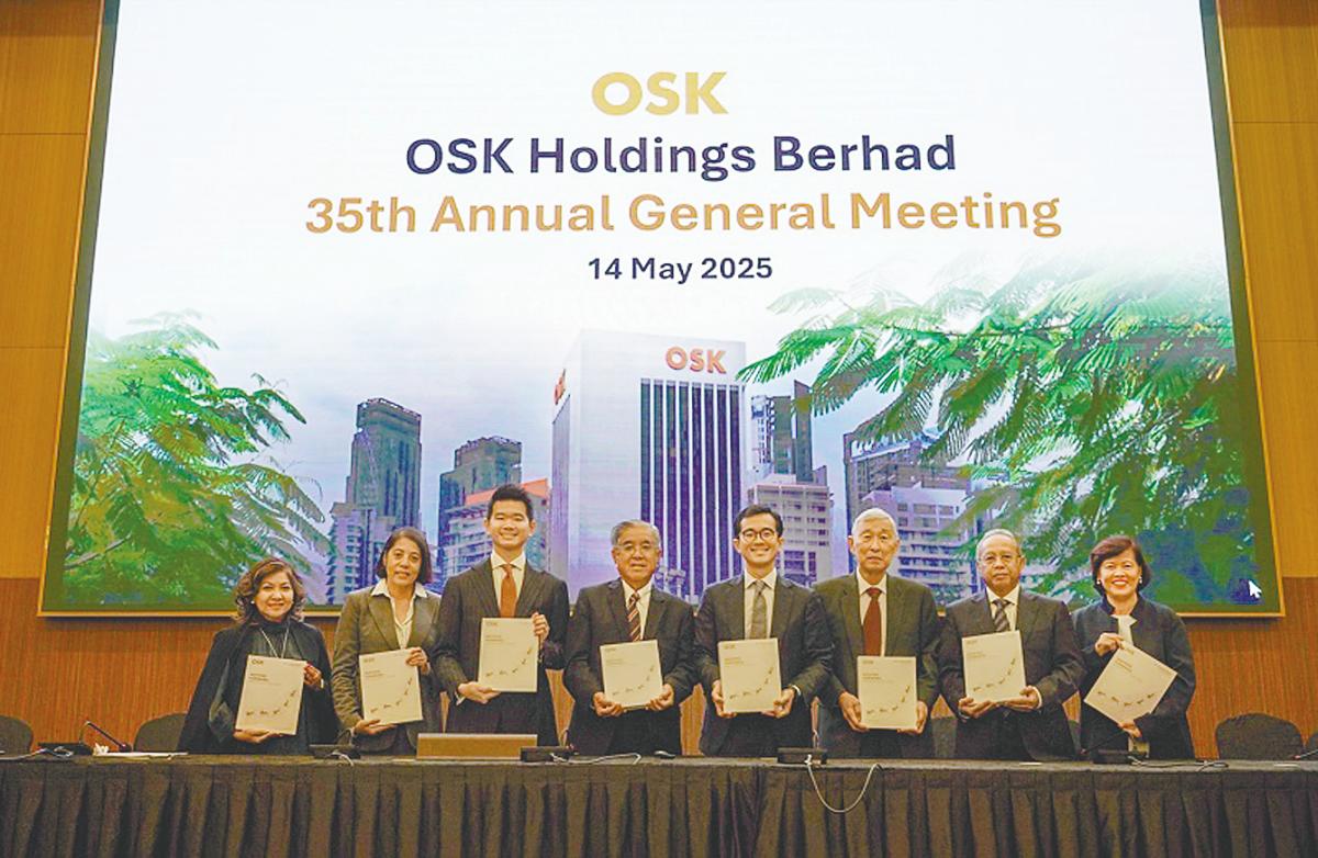 Ong (fourth from right) flanked by independent non-executive directors Farah Deba Mohamed Sofian and Mazidah Abdul Malik, deputy group managing director Ong Ju Xing, group managing director Ong Ju Yan, independent non-executive director Leong Keng Yuen, executive director Datuk Saiful Bahri Zainuddin and independent non-executive director Wong Wen Miin holding up OSK Holdings’ 2024 annual report 2024 after the end of the company’s meetings.