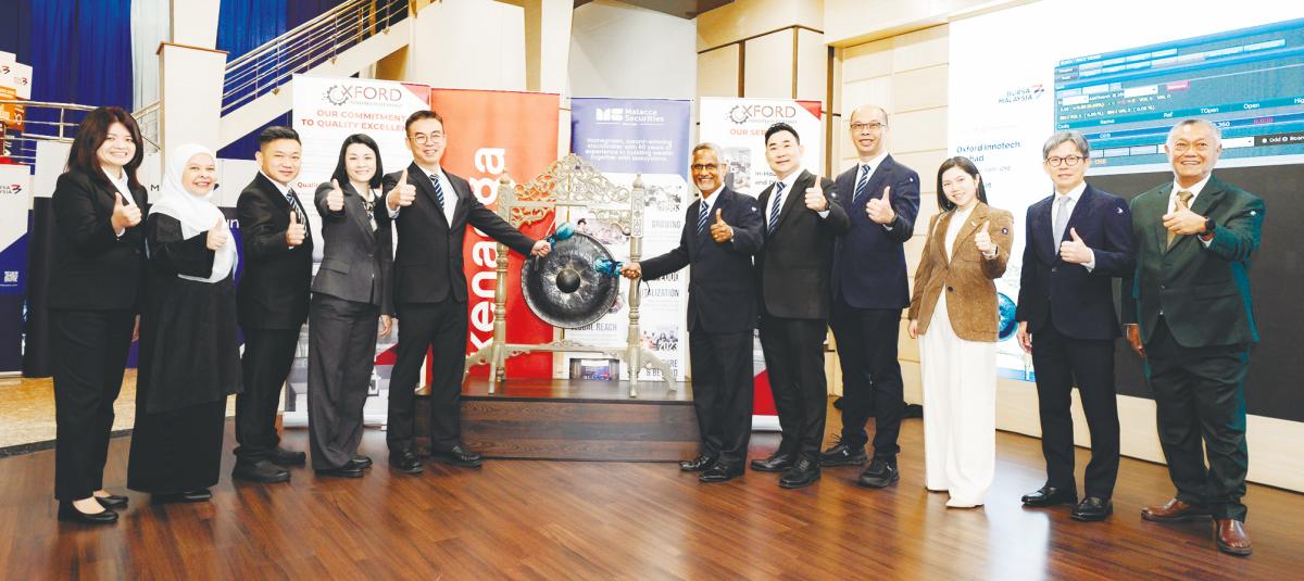From left Oxford Innotech independent directors Kaoy Lay Min, Che Rogayah Sudin and Khoo Lay Tatt, executive director Lee Lai Chan, Ng, independent chairman Dr Hari Narayanan P. Ondiveeran, executive directors Oh Yen San and Teh Teng Wah, Malacca Securities managing director Lim Chia Wei, Kenanga Investment Bank corporate and institutional coverage director Datuk Kenny Yong and Wyncorp Advisory managing director Wong Yoke Nyen.