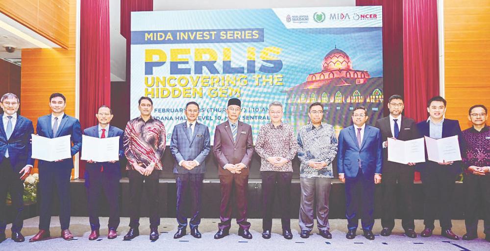 Shukri (sixth, left) and Liew (seventh, left) at the Mida Invest Series Perlis event in Mida KL Sentral today.