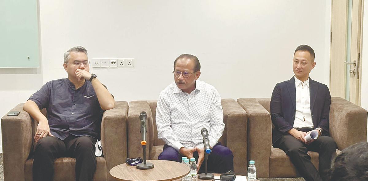 From left: Lim, Pertama Digital chairman Datuk Ahmad Nazri Abdullah and D-Ron Group CEO Ronnie Hun Tock Juan at the press conference.
