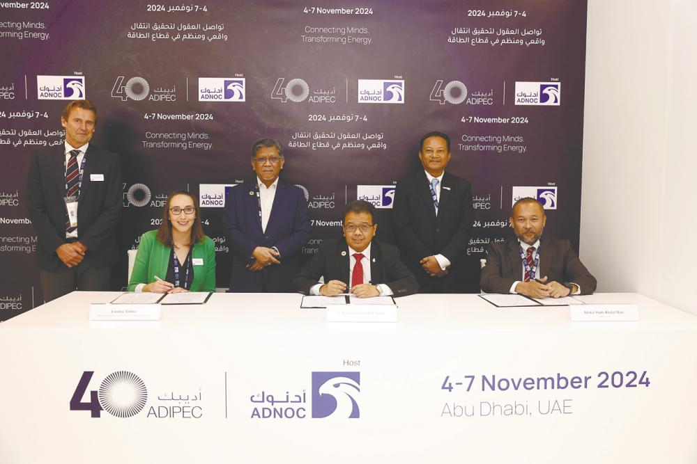 Pilong (third from left) with signatories and representatives from Velesto Drilling and NOV at the signing ceremony. – Petronas pic