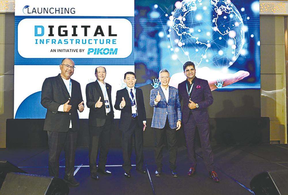 From left: HeiTech Padu executive vice-president Abdul Halim Md Lassim, Microsoft Malaysia strategic programmes director Dr Andrew Lau, Ong, Lee, and Total IT Global CEO Akhil Gupta at the launch of the DIC.