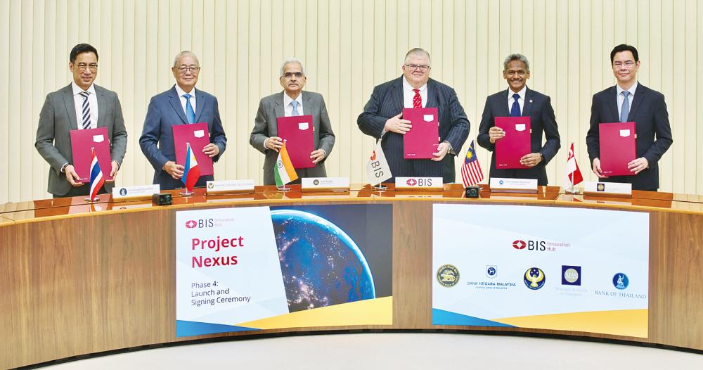 Abdul Rasheed (second from right) and Carstens (third from right), along with (from left) Bank of Thailand governor Sethaput Suthiwartnarueput, Bangko Sentral ng Pilipinas governor Eli Remolona, Reserve Bank of India governor Shaktikanta Das and Monetary Authority of Singapore managing director Chia Der Jiun at the Project Nexus phase four launching ceremony.