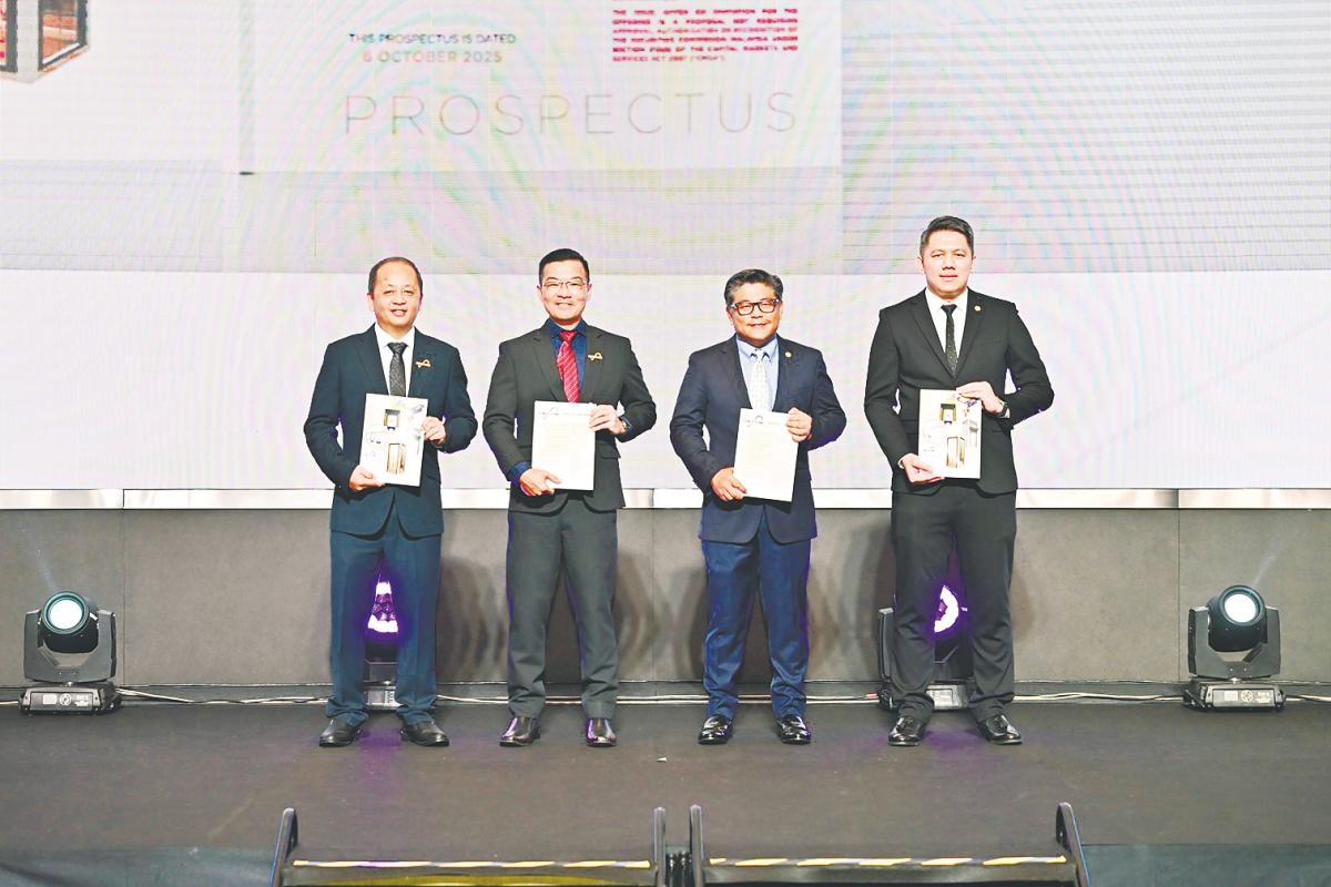 From left: Powertechnic Group executive director Choo Chee Yong, Na, TA Securities Holdings corporate finance head Ku Mun Fong and corporate finance assistant vice-president Chin Wai Kit at the prospectus launch.