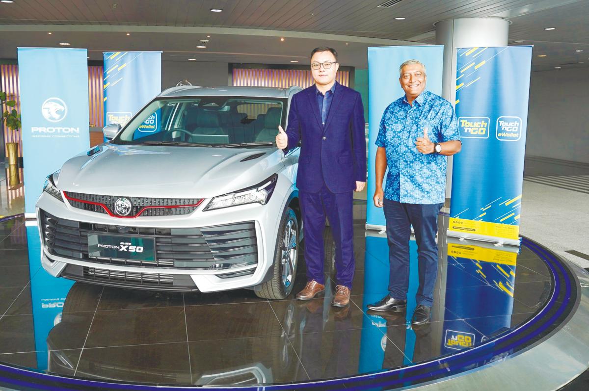Praba and Zhang posing with the X50.