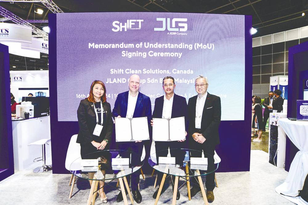 From left: Shift Clean Solution directors Chan Wan Yin and Eirik Barclay, Muaazam and JLG general manager, business development, Khairuddin Ong at the MoU signing ceremony held during Singapore Maritime Week 2024.