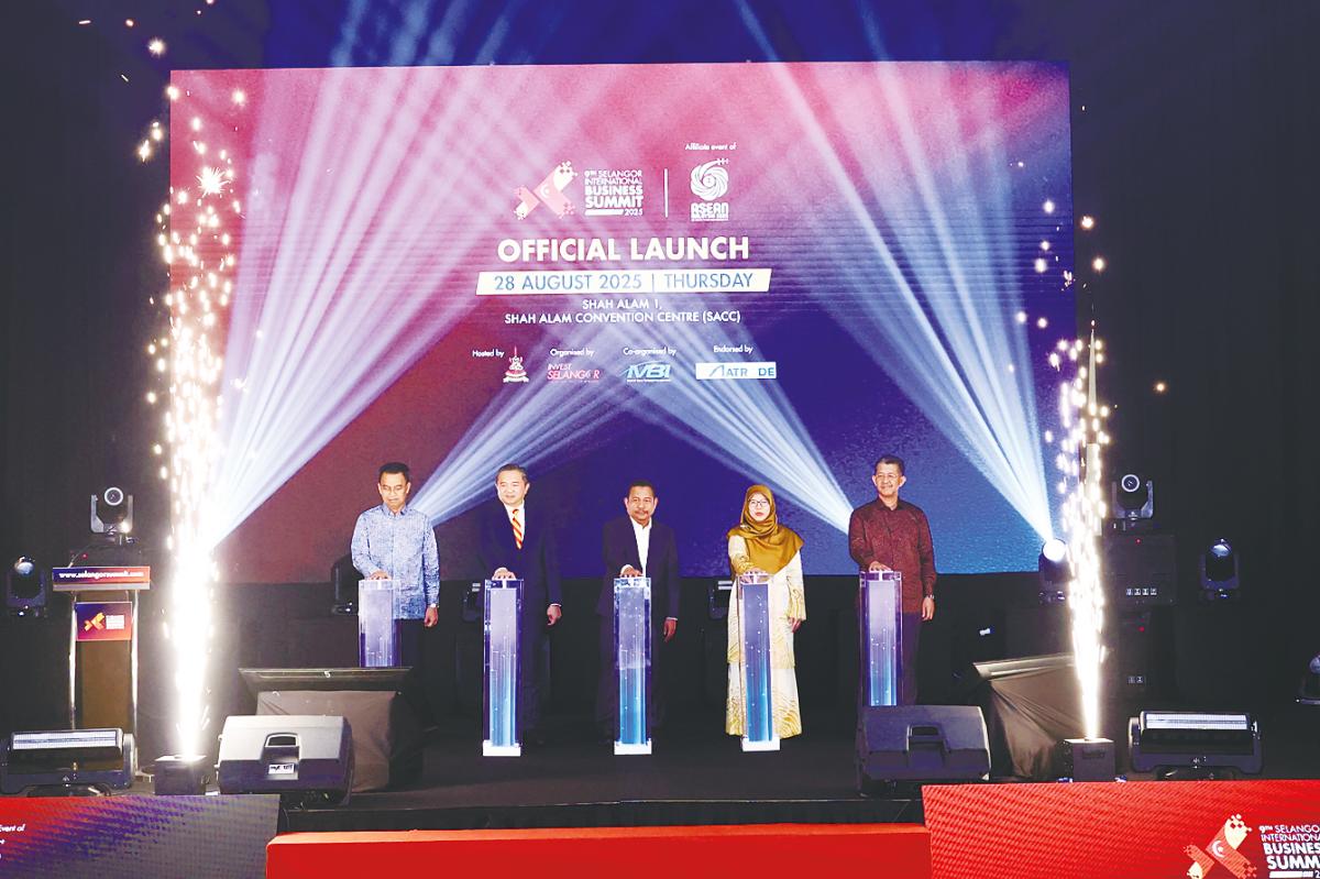From left: MBI Selangor group CEO Datuk Saipolyazan M Yusop, Ng, Selangor State Secretary Datuk Dr Ahmad Fadzli Ahmad Tajuddin, Anfaal and Invest Selangor CEO Datuk Hasan Azhari Idris at the official launch of Selangor International Business Summit 2025.