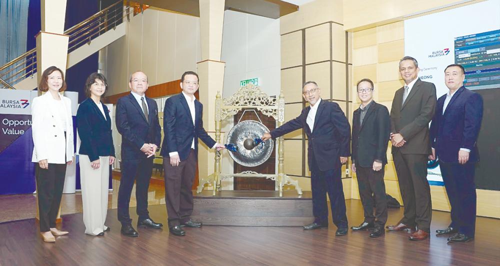 Wong (fourth from left) and other directors of Sik Cheong at the listing ceremony.