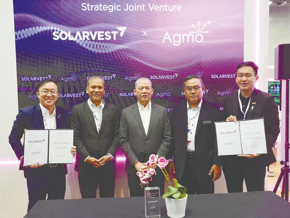 Chong, Energy Transition and Water Transformation Ministry secretary-general Datuk Mad Zaidi Mohd Karli, Deputy Prime Minister and Energy Transition and Water Transformation Minister Datuk Seri Fadillah Yusof, Sustainable Energy Development Authority chairman Ahmad Zairin Ismail and Tan at the joint venture signing ceremony between Solarvest and Agmo.