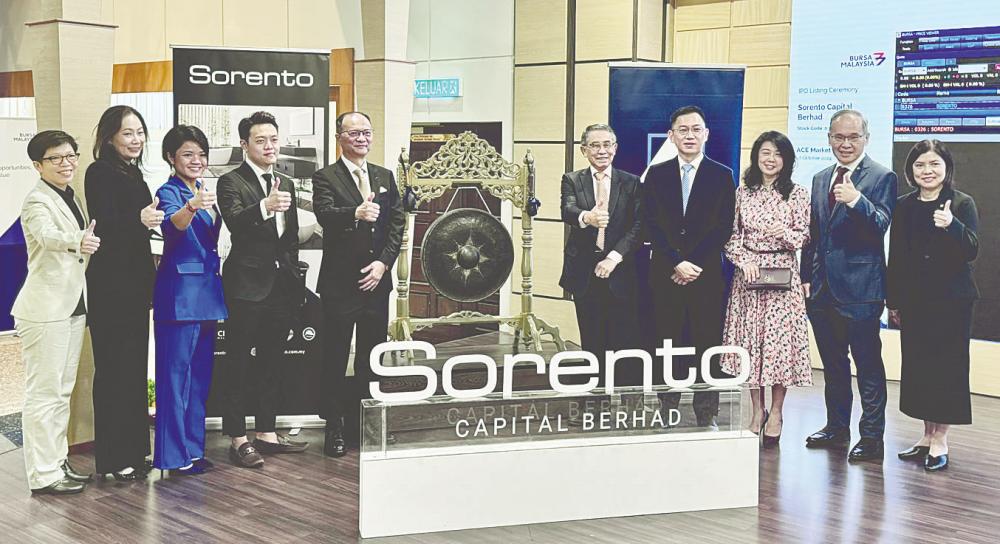 Loo (fifth from left) and Lee (fourth from right) with other directors and Alliance Bank Malaysia Bhd senior executives at the company’s listing ceremony. Alliance Islamic Bank is the IPO’s principal adviser, sponsor, sole placement agent, and sole underwriter for the IPO.