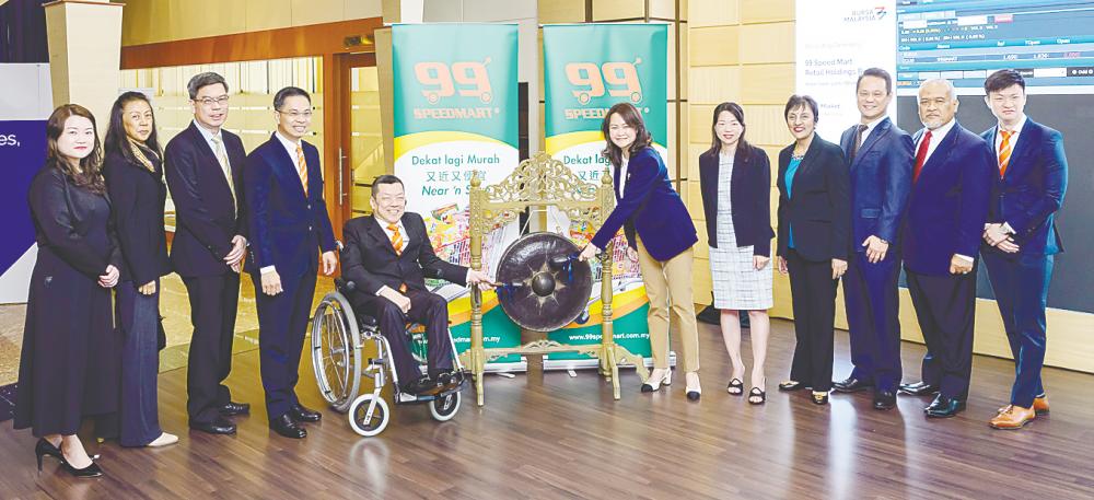 Lee (right) with 99 Speed Mart Retail executive director and CEO Lee Thiam Wah (fifth from left), and non-independent non-executive director Ng Lee Tieng (sixth from left) and other directors at the listing ceremony.