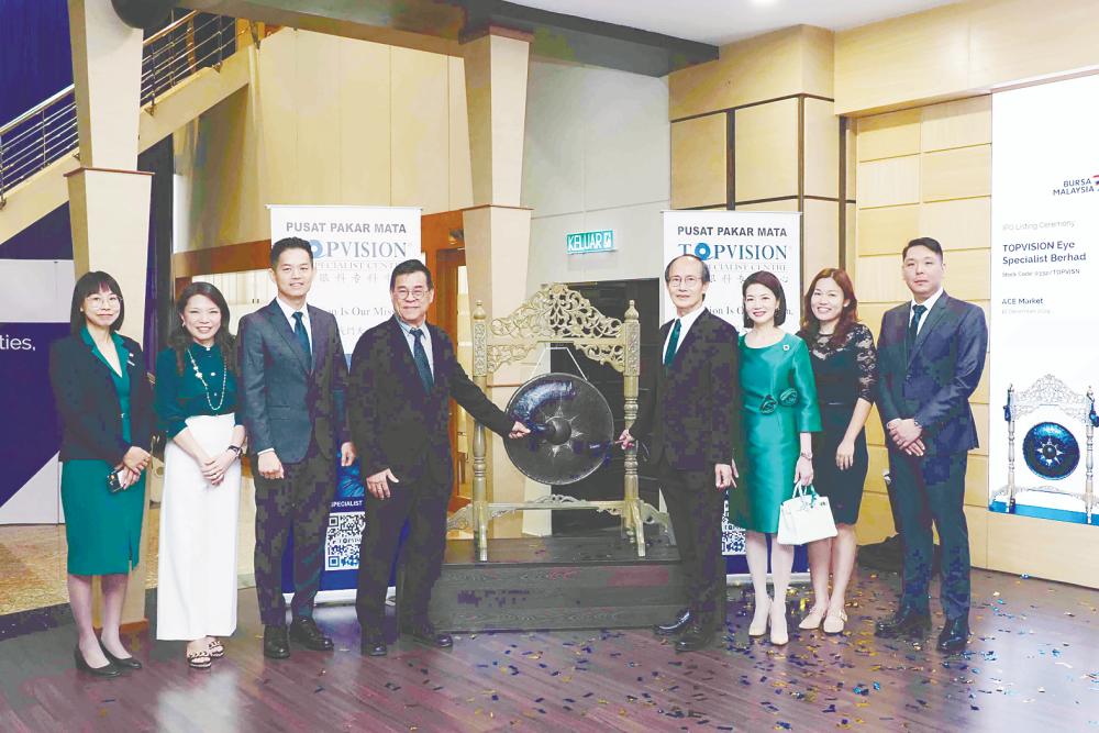 From left: TopVision independent non-executive director Lim May Wan, COO Soong Yoke Voon, CEO and executive director Dr Peter Chong Kuok Siong, independent non-executive chairman Lee Geok Ai, Liew, consultant ophthalmologist Professor Datin Dr Angela Loo Voon Pei, CFO Tan Mei Hui and independent non-executive director Tan Kah Poh making the company’s transfer to and debut on the ACE Market of Bursa Malaysia.