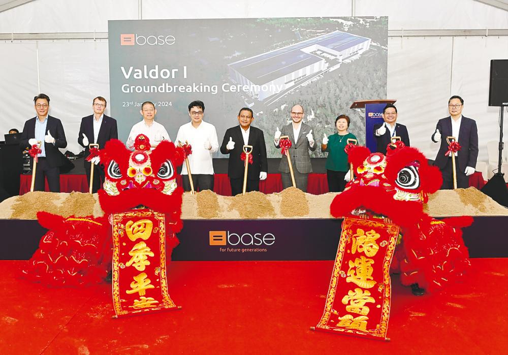 Lee (fifth from left) and other dignitaries at the groundbreaking ceremony for Valdor 1.