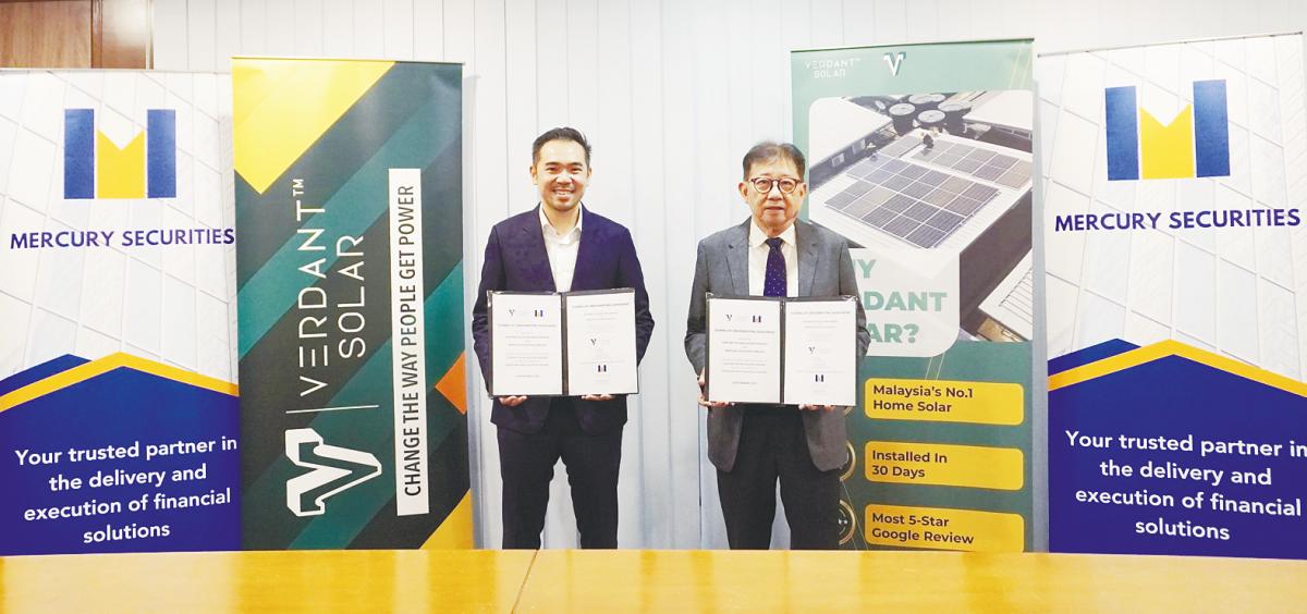 Lim (left) and Mercury Securities managing director Chew Sing Guan at the underwriting agreement signing session between Verdant Solar and Mercury Securities.