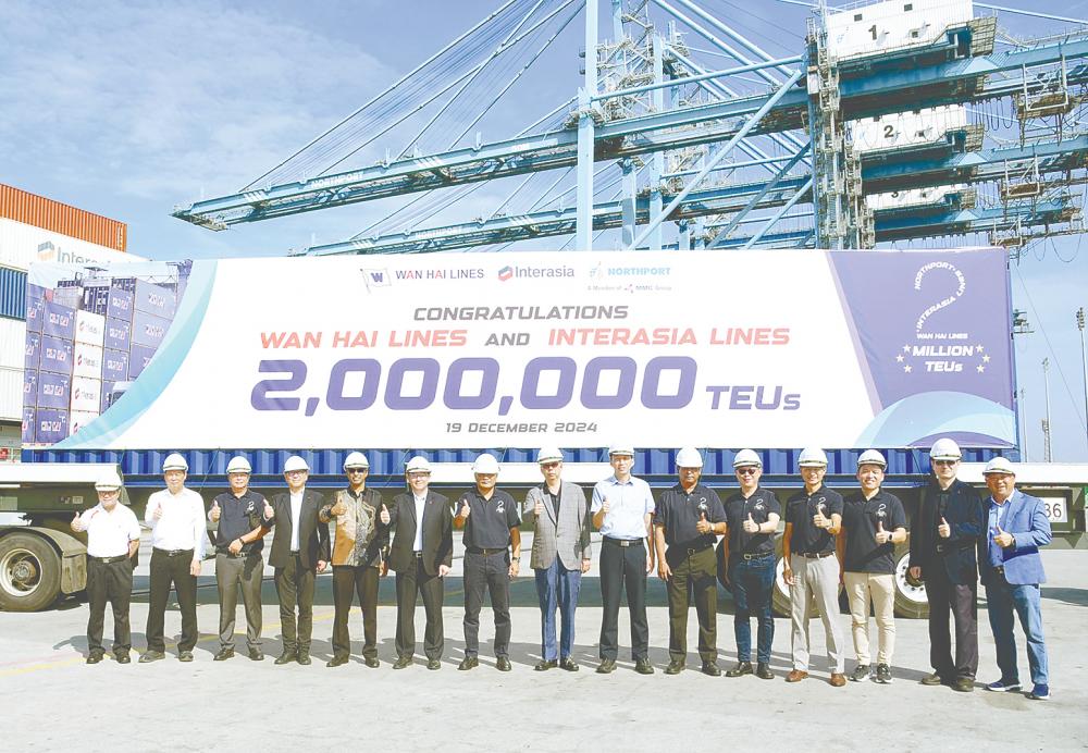 Senior management and representatives of Wan Hai Lines, Interasia Lines and Port Klang Authority celebrating the two-million-TEU milestone at Northport.