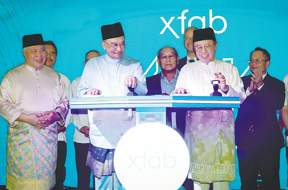 Anwar (second, left) and Abang Johari (second, right) launching X-FAB Sarawak’s RM3 billion expansion of its manufacturing facility on Friday. – Bernamapic