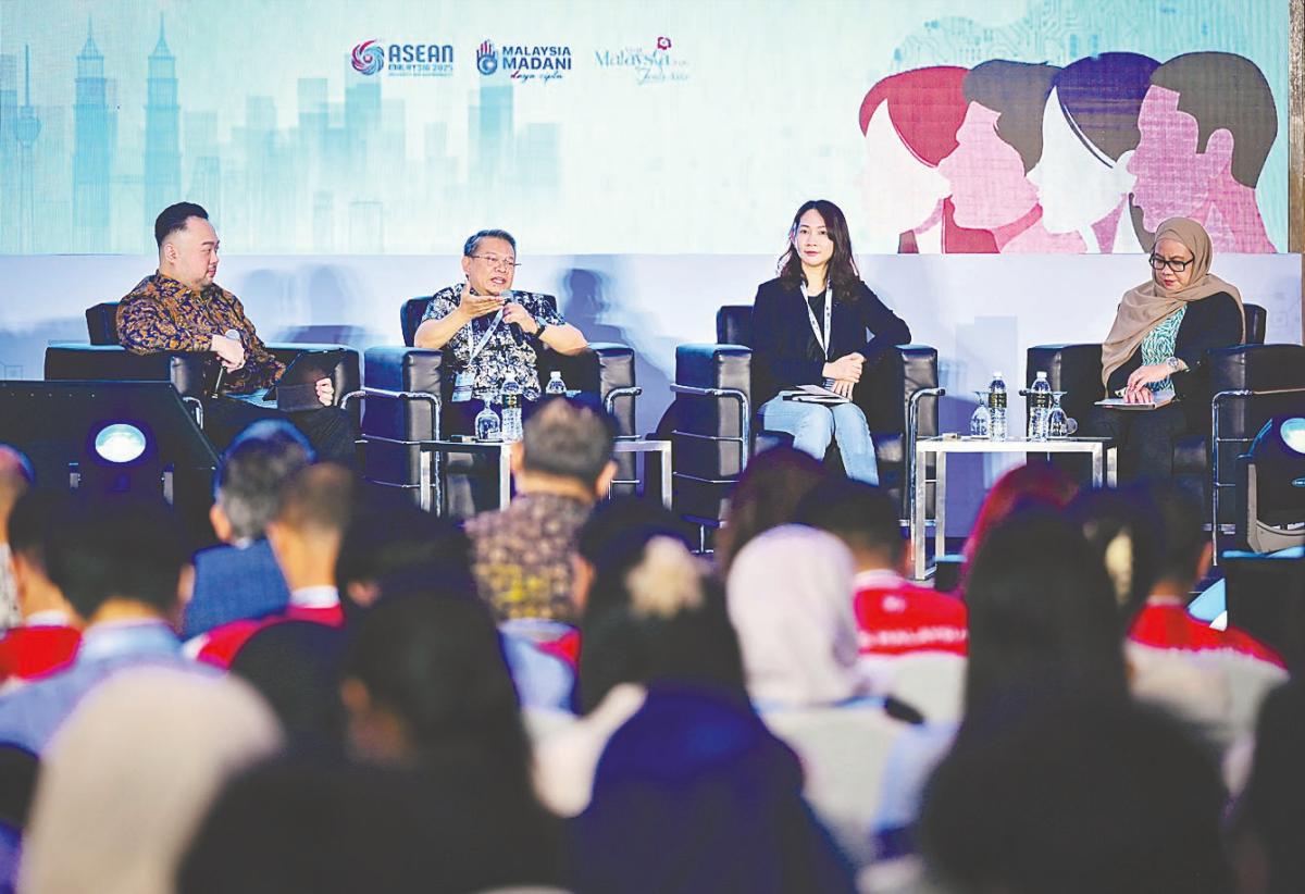 Zurkarnain (second from left) and Sim (second from right) during a panel discussion at ‘The Future of Connectivity: Advancing Digital Inclusion Through Transformative Technologies’ forum in Cyberview Resort on Saturday. – Bernamapic